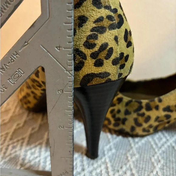 Liz Claiborne Leopard Pump Size 8. Non slip bottom. 3” Heel. - Picture 9 of 9